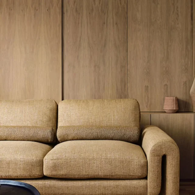 Okero, un sofisticado trío de tejidos texturizados, presenta tres cualidades llenas de carácter distintivo y una irresistible sensación al tacto, destinadas a transformar los interiores en espacios sensoriales. La lujosa chenilla y los hilos texturizados crean superficies ricas, realzadas por una diversa paleta de colores contemporáneos.

Disponible sólo en #dekorgroup